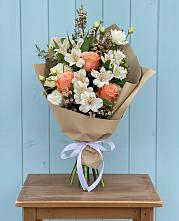 Букет цветов из:  Альстромерии, Лизиантусы, Розы и Хризантемы в Воротынец