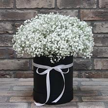 Цветочная композиция из Гипсофила в шляпной коробке в Воротынец